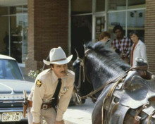 Burt Reynolds faces horse in street best Little Whorehouse in Texas 8x10 photo