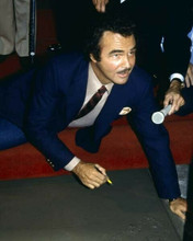 Burt Reynolds signs cement hand prints Hollywood Walk of Fame 1981 8x10 photo