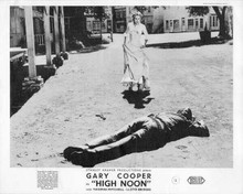 High Noon Grace Kelly runs toward man shot down in town street 8x10 inch photo