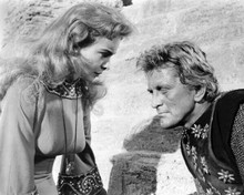 The Vikings Janet Leigh busty pose in scene with Kirk Douglas 8x10 inch photo