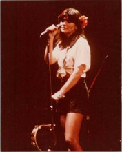 Linda Ronstadt in black short skirt & white blouse on stage singing 8x10 photo