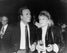 Angie Dickinson out on the town with Julio Iglesias 1985 8x10 inch photo