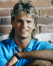 Richard Dean Anderson with big smile in blue shirt as TV's MacGyver 8x10 photo