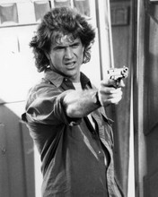 Mel Gibson points gun as Martin Riggs Lethal Weapon 8x10 inch photo