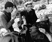 Guns of Navarone wounded Anthony Quayle Gregory peck Anthony Quinn 8x10 photo