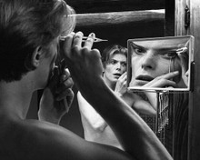 The Man Who Fell To Earth 8x10 inch photo David Bowie adjusts eyeball in mirror
