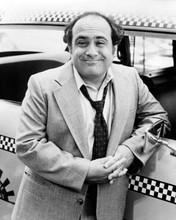 Danny De Vito smiling as Louis De Palma leaning on cab in Taxi 8x10 inch photo