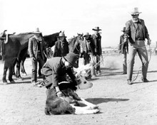 The Cowboys 1972 John Wayne ropes a steer as young cowboys look on 8x10 photo
