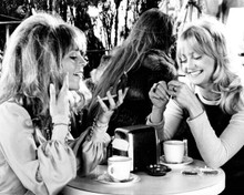 Shampoo 1974 Julie Christie & Goldie Hawn laugh & chat over coffee 8x10 photo