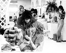 Shampoo 1974 Goldie Hawn Warren Beatty & Lee Grant in salon 8x10 inch photo