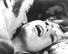 Fright 1972 Ian Bannen terrorizes a screaming Susan George 8x10 inch photo