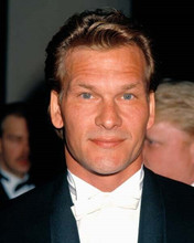 Patrick Swayze looks very handsome in tuxedo on red carpet 8x10 inch photo