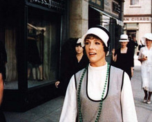 Julie Andrews walks along street Thoroughly Modern Millie 8x10 inch photo