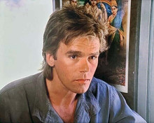 Richard Dean Anderson in blue shirt as MacGyver 8x10 inch photo