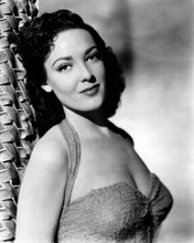 Linda Darnell shows off her cleavage 1950's glamour portrait 8x10 inch photo