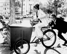 What's Up Doc Barbra Streisand peddling cart in San Francisco 8x10 photo