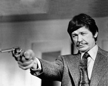 Charles Bronson means business pointing un 1974 Death Wish 8x10 inch photo