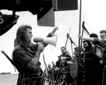 Braveheart 1995 director Mel Gibson gives instructions via megaphone 8x10 photo
