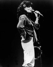 Linda Ronstadt on stage with microphone in concert 1978 movie FM 8x10 photo