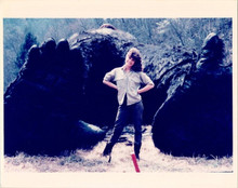 Linda Hamilton poses by fallen Kong 1986 King Kong Lives 8x10 inch photo