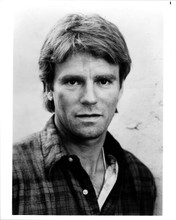 Richard Dean Anderson in checkered shirt as MacGuyver 8x10 inch photo