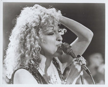 Bette Midler Singing On Stage Looking Gorgeous 8x10 Photograph