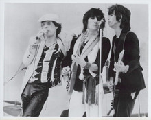 The Rolling Stones Mick leans on Ron's shoulder Keith sings 8x10 inch photo