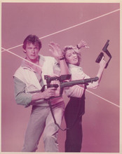V 1983 sci-fi TV vintage 8x10 inch photo Marc Singer Faye Grant pose with guns