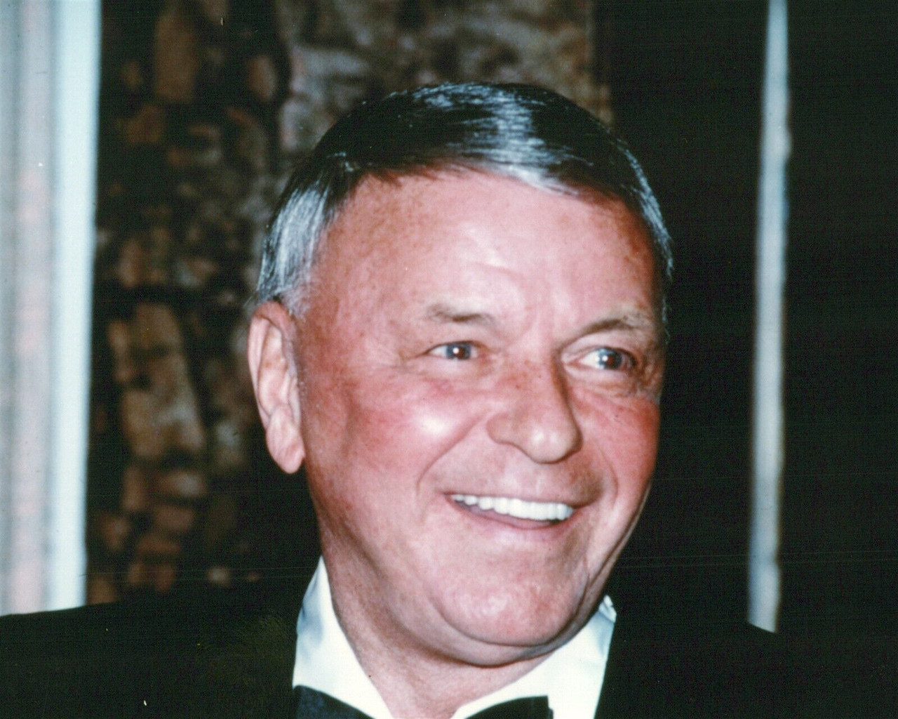 Frank Sinatra Ole Blue Eyes gives sparkling smile in tuxedo 8x10 inch photo  - The Movie Store, image size:1280x1024