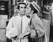 Happy Days Marion Ross plants kiss on Fonzie's cheek Henry Winkler 8x10 photo