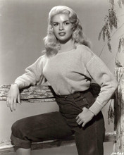 Jayne Mansfield young 1950's pose in sweatshirt & jeans 8x10 inch photo