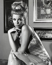 Faye Dunaway's 1960's pose in unidentified movie 8x10 inch photo