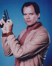 Hunter TV series Fred Dryer holds up gun vintage 8x10 inch photo