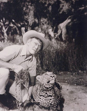 Chuck Connors poses with leopard 1968 TV Cowboy in Africa vintage 8x10 photo