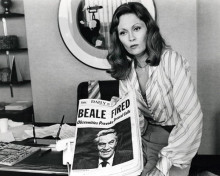 Network 1976 Faye Dunaway holds newspaper with Peter Finch cover 8x10 inch photo