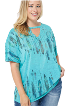 TOP TRIBAL TEAL WITH FEATHERS SHORT SLEEVE (1XL-3XL)