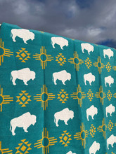 BUFFALO CROSS PREMIUM THROW WHITE BUFFALO TURQUOISE/YELLOW