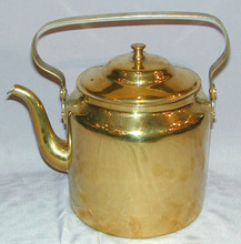 The body of the teapot is in excellent condition with some minor mineral deposit due to use . This teapot measures approximately 21cm high (excluding the handle) and has a volume of approximately 3.5 liters.