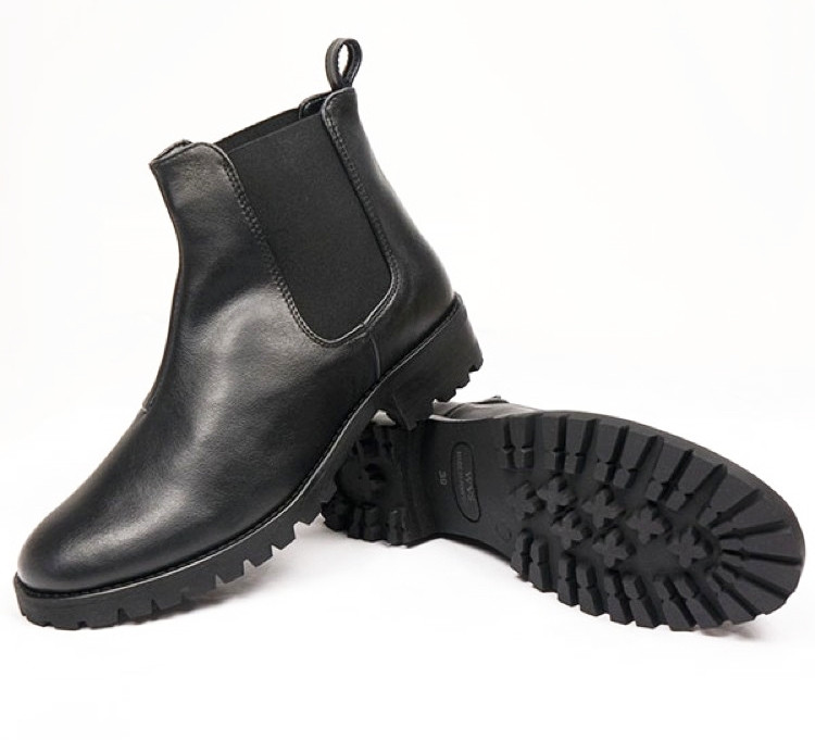 black chelsea boots women