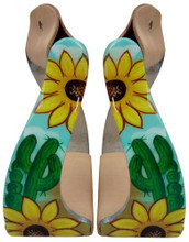 Showman Lightweight twisted angled aluminum stirrups with sunflower and cactus print overlay. Overlay print features a sky blue background with sunflowers and cactus'. Bottom of stirrups are wrapped in light leather. These stirrups take the pain out of breaking in fenders. Neck is twisted to allow your feet to stay straight against the horse with out pressure on your ankle. 

Lightweight Twisted Angled Aluminum