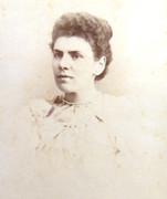 1890s Victorian Carte de Visite Card Photograph of a Vicrotian Lady 