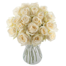 White bunch of roses to delivery in Sweden.