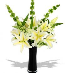 White lilies bouquet for any occasion delivery any town or city in Sweden.